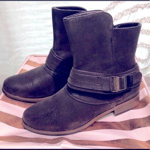 Women’s Low-Heeled Ankle Boots